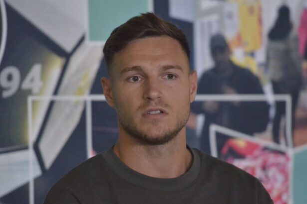 a rabufnit in direct la adresa lui dennis politic sa se gandeasca bine daca vrea sport profesionist sau nu 6894e01863136