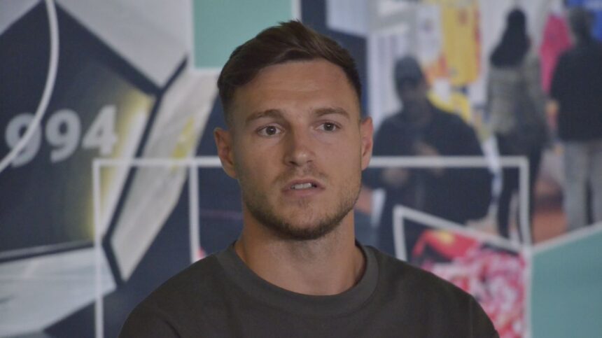 a rabufnit in direct la adresa lui dennis politic sa se gandeasca bine daca vrea sport profesionist sau nu 6894e01863136