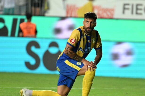 de pe tunel ma iau paul papp a rabufnit la finalul meciului cu u cluj suntem la fotbal manca v as gura voastra 6897c9513c663