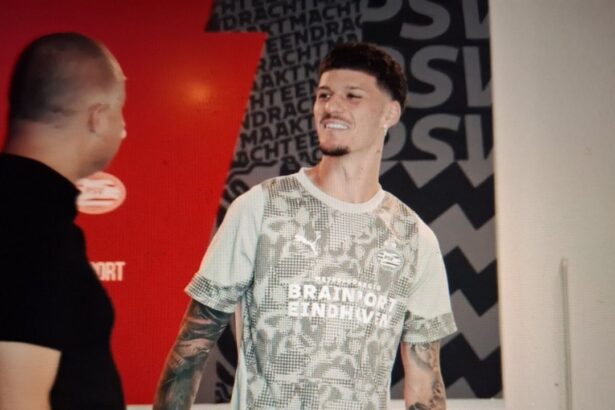 dennis man a ajuns la eindhoven ce numar va purta la psv 689adc8577d38