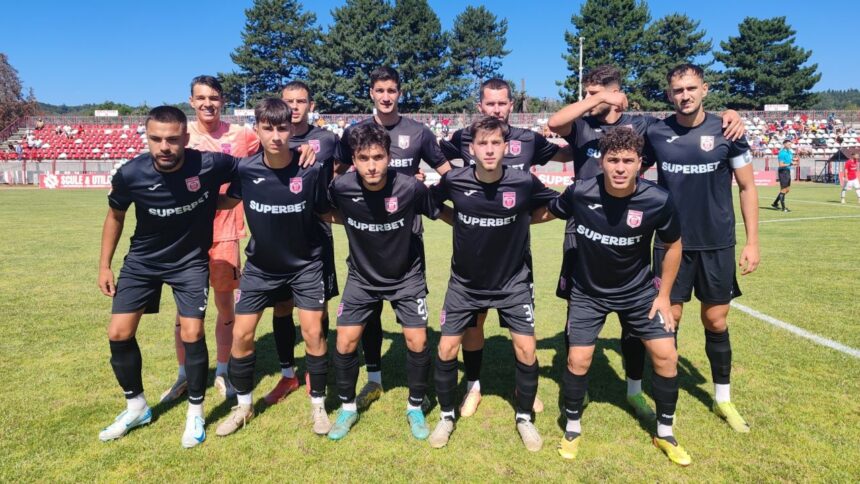 galerie foto cu fundas central de 15 ani integralist cs dinamo a obtinut prima victorie din liga 2 ayan anghel este din tulcea orasul unde fotbalul a murit 68972e8b07cfb