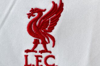 galerie foto liverpool a schimbat sponsorul de pe echipament si a anuntat numerele noilor transferuri cat va purta wirtz 688c7a4baca77