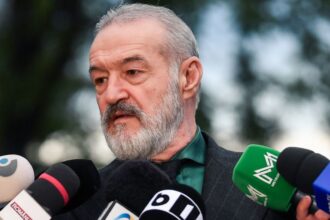 gigi becali nu s a abtinut dupa ce l a vazut pe octavian popescu cu drita 6895dc7cd2aeb