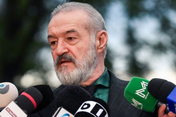 gigi becali nu s a abtinut dupa ce l a vazut pe octavian popescu cu drita 6895dc7cd2aeb