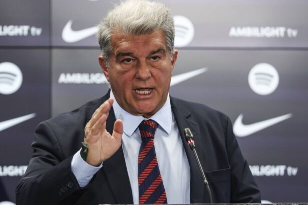 laporta da cartile pe fata de ce a plecat gratis un jucator esential pentru hansi flick 689aceef6c3bb