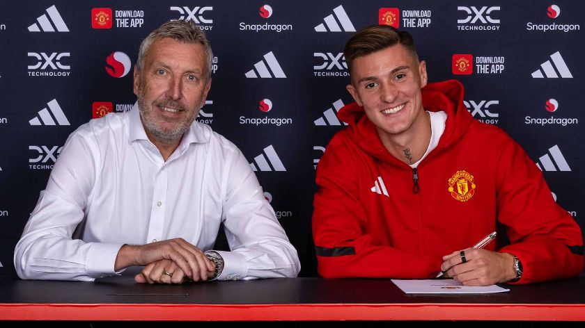 oficial manchester united si a prezentat atacantul de 85 de milioane de euro 68973d5722db6